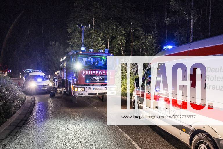 Betrunkener Unfallfahrer war nicht angegurtet, Am Sonntag, kurz nach Mitternacht, fuhr ein 51-Jähriger auf der L1123 von Zang in Richtung Königsbronn. In einer Linkskurve kam er nach rechts von der Straße ab. Er überfuhr zwei Verkehrszeichen und landete im Straßengaben. Weil er nicht angegurtet war, schlug er mit dem Kopf gegen die Windschutzscheibe. Bei der Unfallaufnahme konnten die Polizeibeamten Alkohol in seiner Atemluft riechen. Wegen der Gesichtsverletzung konnte kein Alkotest durchgeführt werden. Sein Führerschein wurde einbehalten und eine Blutprobe erhoben. An seinem Mercedes entstand ein Sachschaden in Höhe von 10.000EUR. An der Beschilderung entstand ein Schaden in Höhe von 1.000EUR. Königsbronn Baden-Württemberg Deutschland Königsbronn