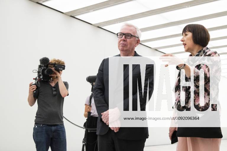 Architekt David Chipperfield (C) in der James Simon Galerie waehrend einer Pressevorschau am 1. Juli 2019. Pressevorschau James Simon Galerie in Berlin
