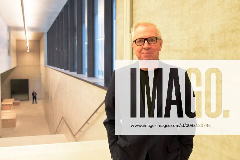 Davis Chipperfield James Simon Galerie Berlin, 13.12.2018 Für die James Simon Gallerie als zukünftiger Eingangbereich zu allen Museen auf der Museumsinsel erfolgte die feierliche Schlüsselübergabe. Anwesend waren der Präsident der Stiftung Preußischer Kulturbesitz Parzinger und Stararchitekt David Chipperfield (Foto).