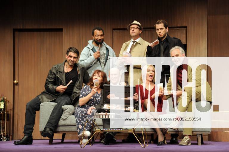 Harun Yildirim, Tino Führer, Simone Pfennig, Peter Nottmeier, Gerd Lukas Storzer, Saskia Valencia, Tommaso Cacciapuoti und Ralf Komorr Fotoprobe zum Theaterstück Funny Money in der Komödie Winterhuder Fährhaus in Hamburg. Hamburg 03.07.2019 Bitte Bildunterschrift : IMAGO Michael Wigglesworth