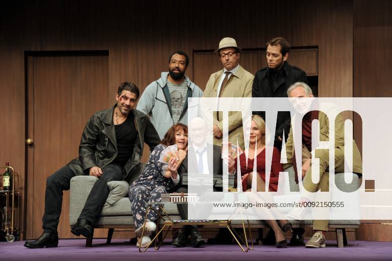 Harun Yildirim, Tino Führer, Simone Pfennig, Peter Nottmeier, Gerd Lukas Storzer, Saskia Valencia, Tommaso Cacciapuoti und Ralf Komorr Fotoprobe zum Theaterstück Funny Money in der Komödie Winterhuder Fährhaus in Hamburg. Hamburg 03.07.2019 Bitte Bildunterschrift : IMAGO Michael Wigglesworth