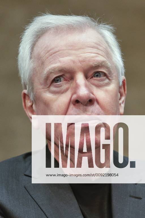 Berlin, Deutschland - Pressekonferenz zur bevorstehenden Eroeffnung der James-Simon-Galerie am Pergamonmuseum, am 13. Juli 2019. Das nach Plaenen des Architekten David Chipperfield entstandene zentrale Empfangsgebaeude der Museumsinsel Berlin, leitet die Besucher von der James-Simon-Galerie direkt in den Rundgang im Pergamonmuseum sowie ueber die Archaeologische Promenade in das Neue Museum. Benannt ist sie nach dem grossen Maezen James Simon, 1851-1932. Foto: Architekt David Chipperfield, David Chipperfield Architects.