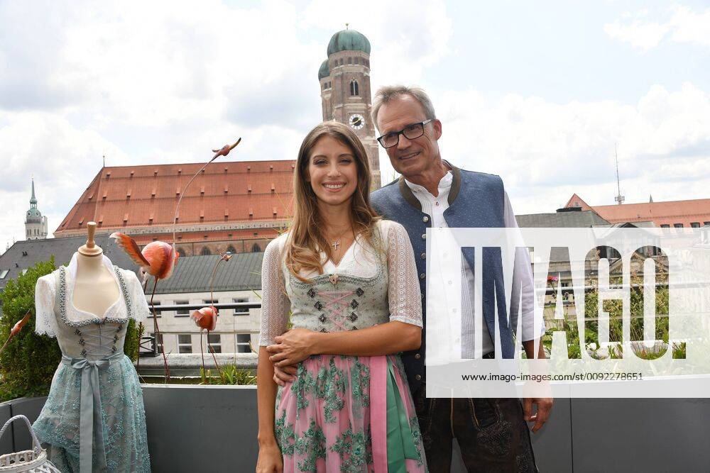 Cathy Hummels mit Vater Freddy Fischer Catherine Cathy Hummels by Angermaier Kollektionspräsentation Hotel Bayerischer Hof München 15. Juli 2019