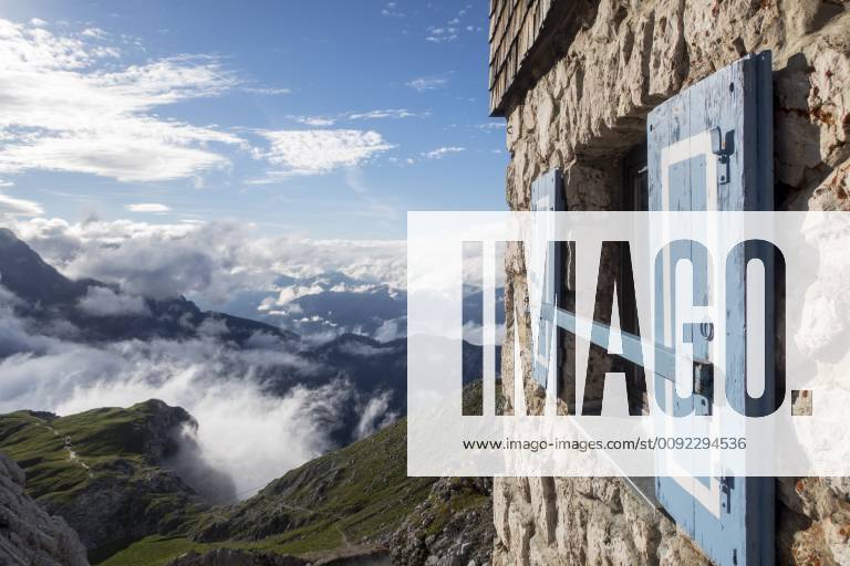 IMAGO Creative: Sommer, In den Bergen Fenster der Meiler-Hütte in den Alpen - meiler hut Fenster der Meiler-Hütte in den Alpen - meiler hut