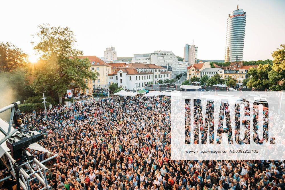 KulturArena Jena 2019 Auftakt der Konzertarena am 17.7.2019 mit der Band LaBrassBanda Theatervorplatz