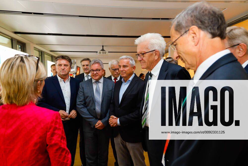 DEU, Deutschland, Baden-Württemberg, Tuttlingen, 19.07.2019: Joachim Schulz, Vorstandsvorsitzender Aesculap AG (rechts) sowie Ministerpräsident Winfried Kretschmann, Thomas Strobl (Minister für Inneres und Digitalisierung BW), Guido Wolf MdL (Minister für Justiz und Europaangelegenheiten BW) , Manne Lucha MdL (Minister für Soziales und Gesundheit BW). digital@bw Festival Zukunft Gesundheit Digital in Tuttlingen. Am Weltzentrum der Medizintechnik thematisiert die baden-württembergische Landesregierung den Gesundheitsbereich. Digitalisierung ist ein Schwerpunk der aktuellen Legislaturperiode mit Investitionen im Umfang von rund einer Milliarde Euro. Ziel ist es, Baden-Württemberg als Leitregion des Digitalen Wandels in Europa zu positionieren.