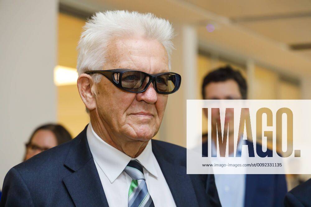DEU, Deutschland, Baden-Württemberg, Tuttlingen, 19.07.2019: Ministerpräsident Winfried Kretschmann bei einer Präsentation der Aesculap AG. digital@bw Festival Zukunft Gesundheit Digital in Tuttlingen. Am Weltzentrum der Medizintechnik thematisiert die baden-württembergische Landesregierung den Gesundheitsbereich. Digitalisierung ist ein Schwerpunk der aktuellen Legislaturperiode mit Investitionen im Umfang von rund einer Milliarde Euro. Ziel ist es, Baden-Württemberg als Leitregion des Digitalen Wandels in Europa zu positionieren.