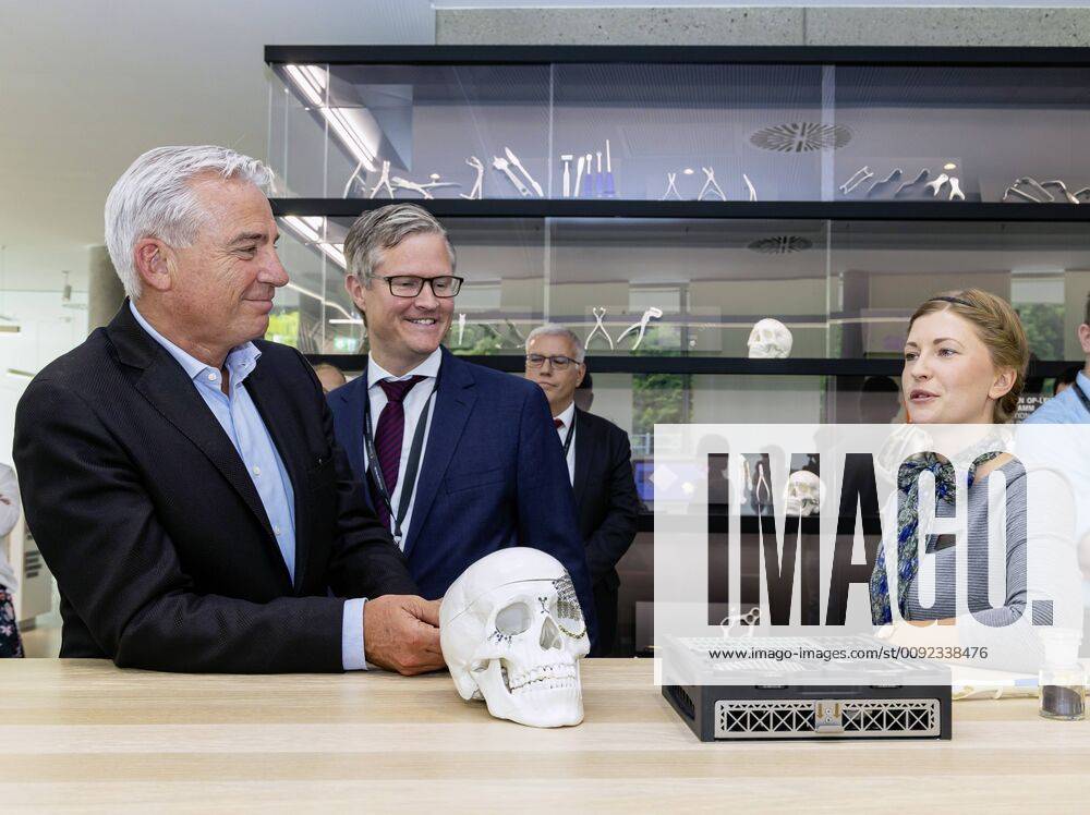 DEU, Deutschland, Baden-Württemberg, Tuttlingen, 19.07.2019: Bei einem Unternehmensbesuch bei der KLS Martin Group informiert sich Thomas Strobl (links, Minister für Inneres und Digitalisierung BW) über die digitalen Anwendungsgebiete in der Medizintechnik. Rechts daneben Christian Leibinger (Geschäftsführender Gesellschafter, KLS Martin Group). digital@bw Festival Zukunft Gesundheit Digital in Tuttlingen. Am Weltzentrum der Medizintechnik thematisiert die baden-württembergische Landesregierung den Gesundheitsbereich. Digitalisierung ist ein Schwerpunk der aktuellen Legislaturperiode mit Investitionen im Umfang von rund einer Milliarde Euro. Ziel ist es, Baden-Württemberg als Leitregion des Digitalen Wandels in Europa zu positionieren.
