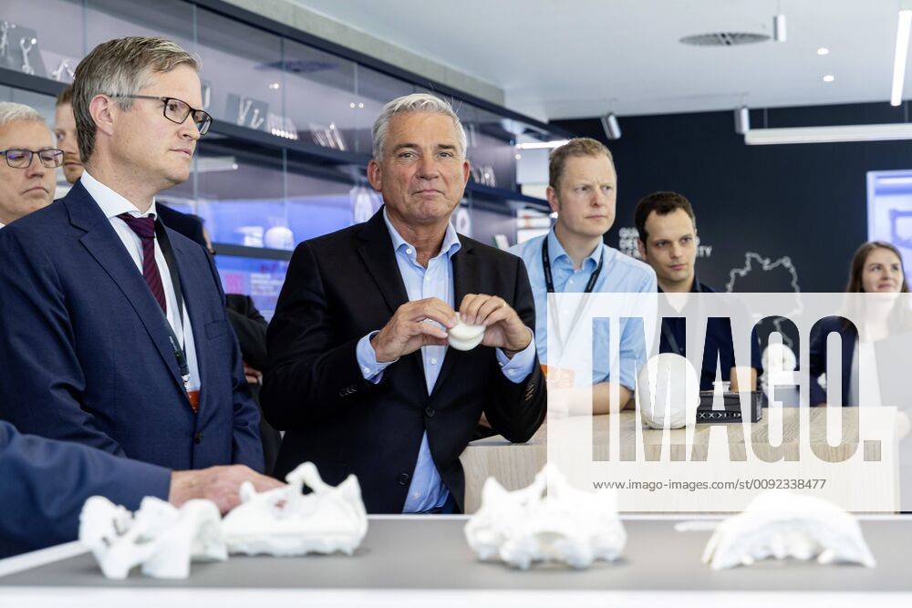 DEU, Deutschland, Baden-Württemberg, Tuttlingen, 19.07.2019: Bei einem Unternehmensbesuch bei der KLS Martin Group informiert sich Thomas Strobl (Mitte, Minister für Inneres und Digitalisierung BW) über die digitalen Anwendungsgebiete in der Medizintechnik. Links daneben Christian Leibinger (Geschäftsführender Gesellschafter, KLS Martin Group). digital@bw Festival Zukunft Gesundheit Digital in Tuttlingen. Am Weltzentrum der Medizintechnik thematisiert die baden-württembergische Landesregierung den Gesundheitsbereich. Digitalisierung ist ein Schwerpunk der aktuellen Legislaturperiode mit Investitionen im Umfang von rund einer Milliarde Euro. Ziel ist es, Baden-Württemberg als Leitregion des Digitalen Wandels in Europa zu positionieren.