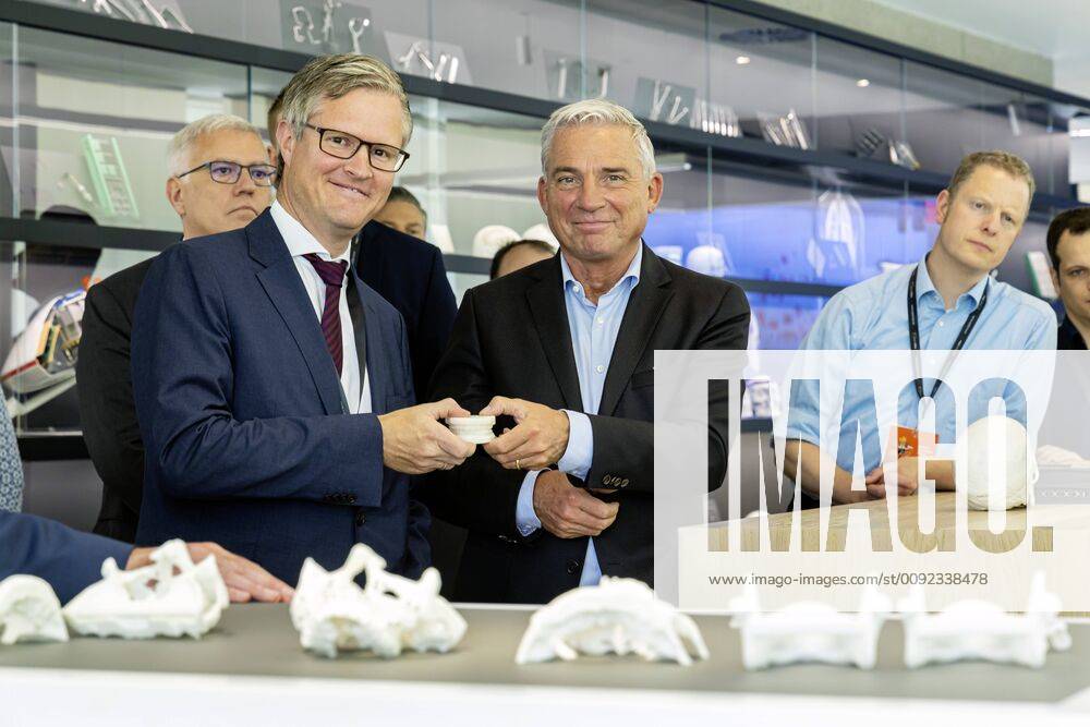 DEU, Deutschland, Baden-Württemberg, Tuttlingen, 19.07.2019: Bei einem Unternehmensbesuch bei der KLS Martin Group informiert sich Thomas Strobl (Mitte, Minister für Inneres und Digitalisierung BW) über die digitalen Anwendungsgebiete in der Medizintechnik. Links daneben Christian Leibinger (Geschäftsführender Gesellschafter, KLS Martin Group). digital@bw Festival Zukunft Gesundheit Digital in Tuttlingen. Am Weltzentrum der Medizintechnik thematisiert die baden-württembergische Landesregierung den Gesundheitsbereich. Digitalisierung ist ein Schwerpunk der aktuellen Legislaturperiode mit Investitionen im Umfang von rund einer Milliarde Euro. Ziel ist es, Baden-Württemberg als Leitregion des Digitalen Wandels in Europa zu positionieren.