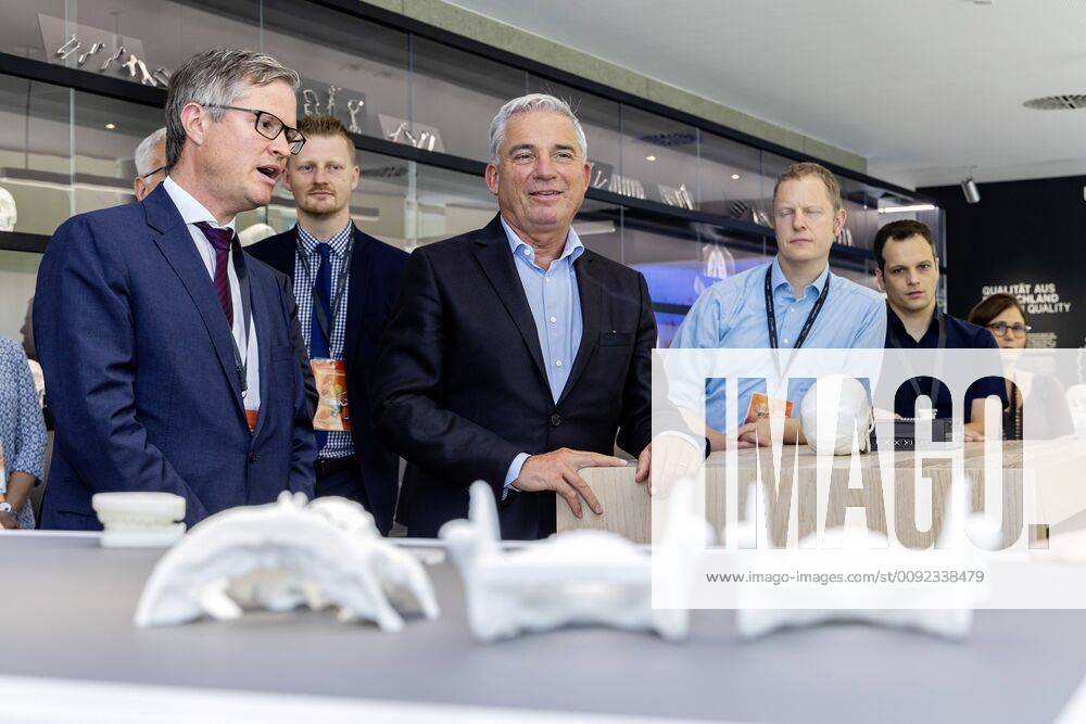 DEU, Deutschland, Baden-Württemberg, Tuttlingen, 19.07.2019: Bei einem Unternehmensbesuch bei der KLS Martin Group informiert sich Thomas Strobl (Mitte, Minister für Inneres und Digitalisierung BW) über die digitalen Anwendungsgebiete in der Medizintechnik. Links daneben Christian Leibinger (Geschäftsführender Gesellschafter, KLS Martin Group). digital@bw Festival Zukunft Gesundheit Digital in Tuttlingen. Am Weltzentrum der Medizintechnik thematisiert die baden-württembergische Landesregierung den Gesundheitsbereich. Digitalisierung ist ein Schwerpunk der aktuellen Legislaturperiode mit Investitionen im Umfang von rund einer Milliarde Euro. Ziel ist es, Baden-Württemberg als Leitregion des Digitalen Wandels in Europa zu positionieren.
