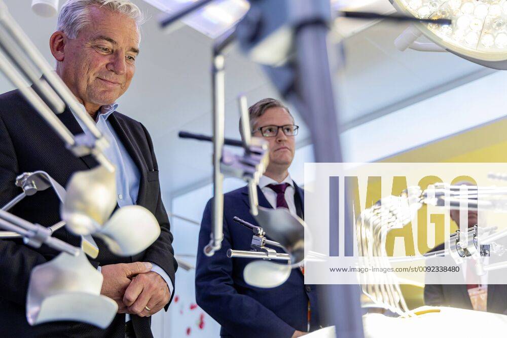 DEU, Deutschland, Baden-Württemberg, Tuttlingen, 19.07.2019: Bei einem Unternehmensbesuch bei der KLS Martin Group informiert sich Thomas Strobl (links, Minister für Inneres und Digitalisierung BW) über die digitalen Anwendungsgebiete in der Medizintechnik. Rechts daneben Christian Leibinger (Geschäftsführender Gesellschafter, KLS Martin Group). digital@bw Festival Zukunft Gesundheit Digital in Tuttlingen. Am Weltzentrum der Medizintechnik thematisiert die baden-württembergische Landesregierung den Gesundheitsbereich. Digitalisierung ist ein Schwerpunk der aktuellen Legislaturperiode mit Investitionen im Umfang von rund einer Milliarde Euro. Ziel ist es, Baden-Württemberg als Leitregion des Digitalen Wandels in Europa zu positionieren.