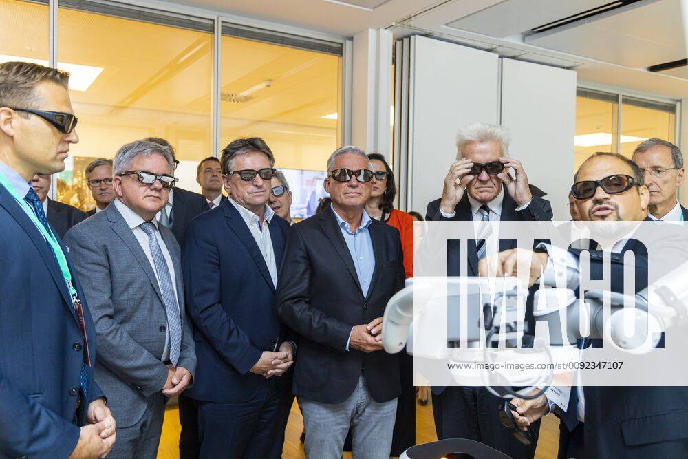 DEU, Deutschland, Baden-Württemberg, Tuttlingen, 19.07.2019: Ministerpräsident Winfrired Kretschmann (2. von rechts), Thomas Strobl (Minister für Inneres und Digitalisierung BW), Manne Lucha MdL (Minister für Soziales und Gesundheit BW) sowie Guido Wolf MdL (Minister für Justiz und Europaangelegenheiten BW) bei einer 3D-Präsentation des Medizintechnikunternehmens Aesculap AG. digital@bw Festival Zukunft Gesundheit Digital in Tuttlingen. Am Weltzentrum der Medizintechnik thematisiert die baden-württembergische Landesregierung den Gesundheitsbereich. Digitalisierung ist ein Schwerpunk der aktuellen Legislaturperiode mit Investitionen im Umfang von rund einer Milliarde Euro. Ziel ist es, Baden-Württemberg als Leitregion des Digitalen Wandels in Europa zu positionieren.