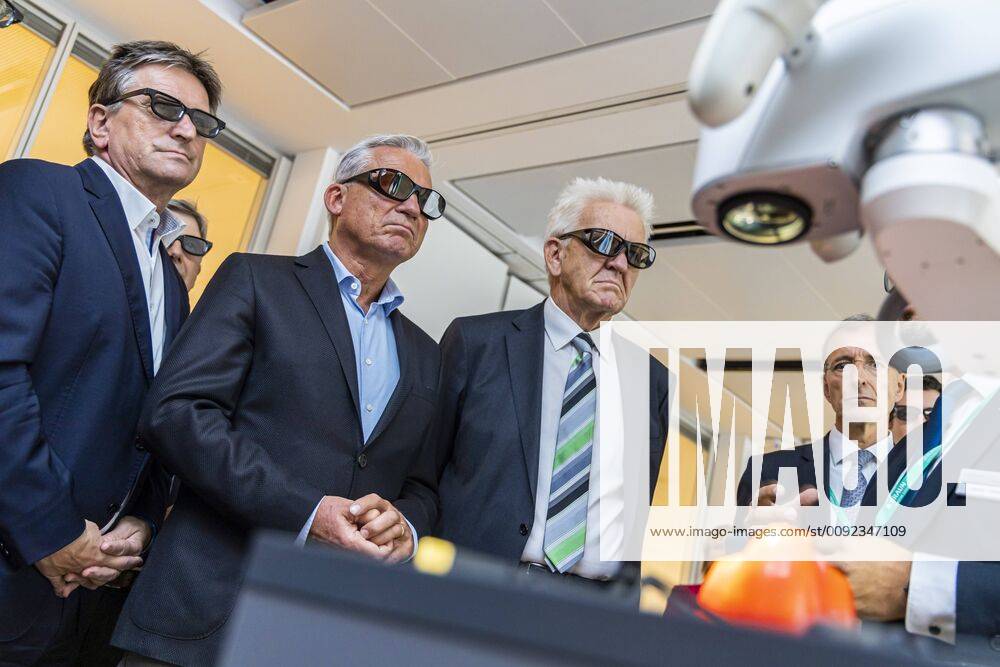 DEU, Deutschland, Baden-Württemberg, Tuttlingen, 19.07.2019: Ministerpräsident Winfrired Kretschmann (Mitte), Thomas Strobl (Minister für Inneres und Digitalisierung BW) und Manne Lucha MdL (Minister für Soziales und Gesundheit BW) tauchen bei einer Präsentation des Medizintechnikunternehmens Aesculap AG in die Tiefen einer Paprika ein. Rechts Aesculap-Vorstandsvorsitzender Dr. Joachim Schulz. digital@bw Festival Zukunft Gesundheit Digital in Tuttlingen. Am Weltzentrum der Medizintechnik thematisiert die baden-württembergische Landesregierung den Gesundheitsbereich. Digitalisierung ist ein Schwerpunk der aktuellen Legislaturperiode mit Investitionen im Umfang von rund einer Milliarde Euro. Ziel ist es, Baden-Württemberg als Leitregion des Digitalen Wandels in Europa zu positionieren.