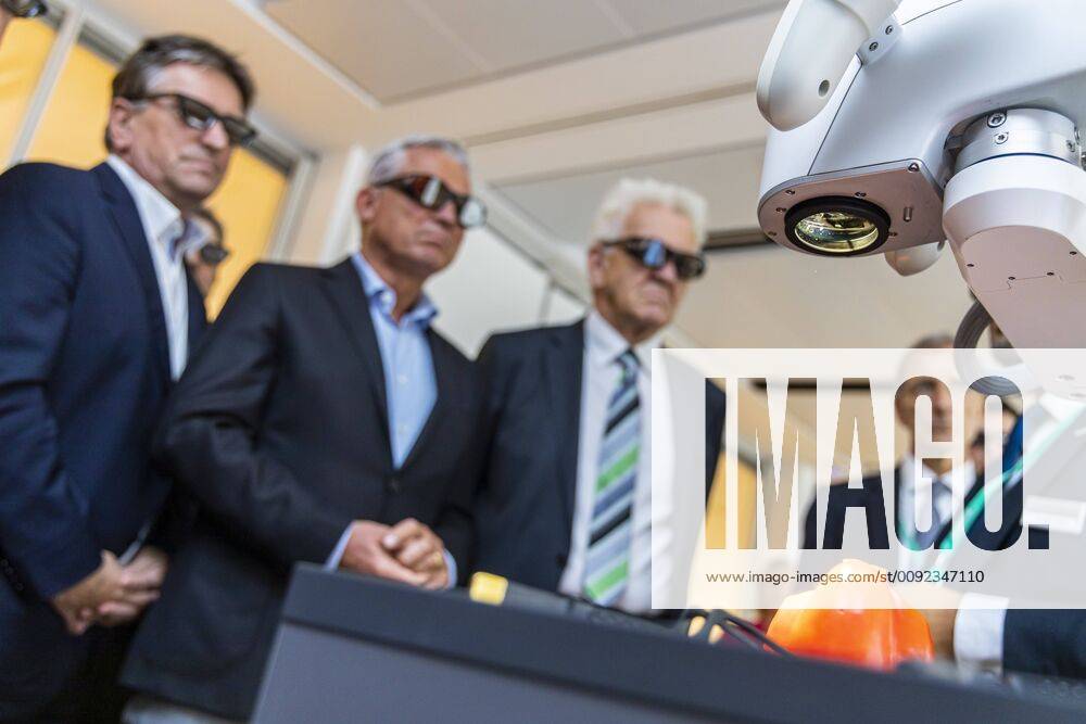DEU, Deutschland, Baden-Württemberg, Tuttlingen, 19.07.2019: Ministerpräsident Winfrired Kretschmann, Thomas Strobl (Minister für Inneres und Digitalisierung BW) und Manne Lucha MdL (Minister für Soziales und Gesundheit BW) tauchen bei einer Präsentation des Medizintechnikunternehmens Aesculap AG in die Tiefen einer Paprika ein. Rechts Aesculap-Vorstandsvorsitzender Dr. Joachim Schulz. digital@bw Festival Zukunft Gesundheit Digital in Tuttlingen. Am Weltzentrum der Medizintechnik thematisiert die baden-württembergische Landesregierung den Gesundheitsbereich. Digitalisierung ist ein Schwerpunk der aktuellen Legislaturperiode mit Investitionen im Umfang von rund einer Milliarde Euro. Ziel ist es, Baden-Württemberg als Leitregion des Digitalen Wandels in Europa zu positionieren.