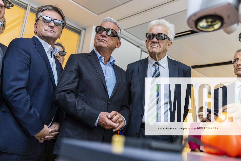 DEU, Deutschland, Baden-Württemberg, Tuttlingen, 19.07.2019: Ministerpräsident Winfrired Kretschmann, Thomas Strobl (Minister für Inneres und Digitalisierung BW) und Manne Lucha MdL (Minister für Soziales und Gesundheit BW) tauchen bei einer Präsentation des Medizintechnikunternehmens Aesculap AG in die Tiefen einer Paprika ein. Rechts Aesculap-Vorstandsvorsitzender Dr. Joachim Schulz. digital@bw Festival Zukunft Gesundheit Digital in Tuttlingen. Am Weltzentrum der Medizintechnik thematisiert die baden-württembergische Landesregierung den Gesundheitsbereich. Digitalisierung ist ein Schwerpunk der aktuellen Legislaturperiode mit Investitionen im Umfang von rund einer Milliarde Euro. Ziel ist es, Baden-Württemberg als Leitregion des Digitalen Wandels in Europa zu positionieren.