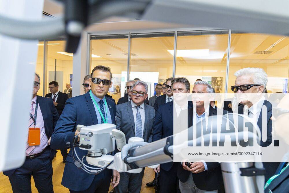 DEU, Deutschland, Baden-Württemberg, Tuttlingen, 19.07.2019: Ministerpräsident Winfrired Kretschmann (rechts), Thomas Strobl (Minister für Inneres und Digitalisierung BW), Manne Lucha MdL (Minister für Soziales und Gesundheit BW) sowie Guido Wolf MdL (Minister für Justiz und Europaangelegenheiten BW) bei einer 3D-Präsentation des Medizintechnikunternehmens Aesculap AG. Links Armin Weisser von der Aesculap AG. digital@bw Festival Zukunft Gesundheit Digital in Tuttlingen. Am Weltzentrum der Medizintechnik thematisiert die baden-württembergische Landesregierung den Gesundheitsbereich. Digitalisierung ist ein Schwerpunk der aktuellen Legislaturperiode mit Investitionen im Umfang von rund einer Milliarde Euro. Ziel ist es, Baden-Württemberg als Leitregion des Digitalen Wandels in Europa zu positionieren.