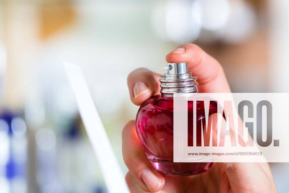 Young woman buying perfume in perfumery ,model released, Symbolfoto,property released