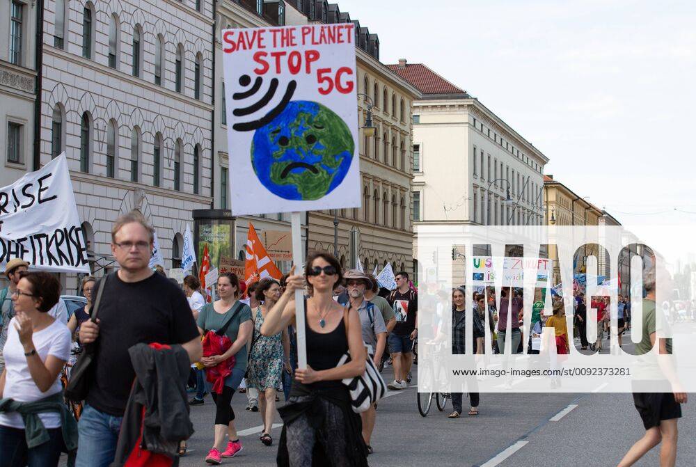 Munich for Future Demo, Schild gegen 5G und Handystrahlung. Am 21. Juli haben sich mehr als 10.000 Menschen für eine bessere Klimapolitik demonstriert. Mehr als 40 Verbände haben sich hinter Fridays for Future gestellt und die Demo mitorganisiert. München Bayern Deutschland