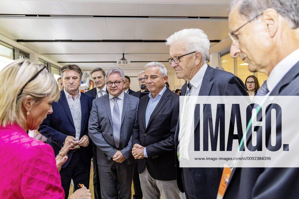 DEU, Deutschland, Baden-Württemberg, Tuttlingen, 19.07.2019: Von links Manne Lucha MdL (Minister für Soziales und Gesundheit BW), Guido Wolf MdL (Minister für Justiz und Europaangelegenheiten BW), Thomas Strobl (Minister für Inneres und Digitalisierung, Ministerpräsident Winfried Kretschmann, Joachim Schulz, Vorstandsvorsitzender Aesculap AG. digital@bw Festival Zukunft Gesundheit Digital in Tuttlingen. Am Weltzentrum der Medizintechnik thematisiert die baden-württembergische Landesregierung den Gesundheitsbereich. Digitalisierung ist ein Schwerpunk der aktuellen Legislaturperiode mit Investitionen im Umfang von rund einer Milliarde Euro. Ziel ist es, Baden-Württemberg als Leitregion des Digitalen Wandels in Europa zu positionieren.