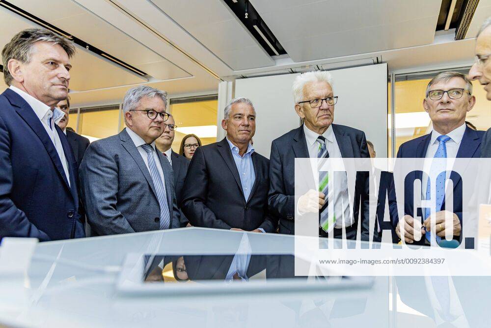 DEU, Deutschland, Baden-Württemberg, Tuttlingen, 19.07.2019: Von links Manne Lucha MdL (Minister für Soziales und Gesundheit BW), Guido Wolf MdL (Minister für Justiz und Europaangelegenheiten BW), Thomas Strobl (Minister für Inneres und Digitalisierung, Ministerpräsident Winfried Kretschmann, Michael Beck (Oberbürgermeister Tuttlingen) Joachim Schulz (Vorstandsvorsitzender Aesculap AG). digital@bw Festival Zukunft Gesundheit Digital in Tuttlingen. Am Weltzentrum der Medizintechnik thematisiert die baden-württembergische Landesregierung den Gesundheitsbereich. Digitalisierung ist ein Schwerpunk der aktuellen Legislaturperiode mit Investitionen im Umfang von rund einer Milliarde Euro. Ziel ist es, Baden-Württemberg als Leitregion des Digitalen Wandels in Europa zu positionieren.