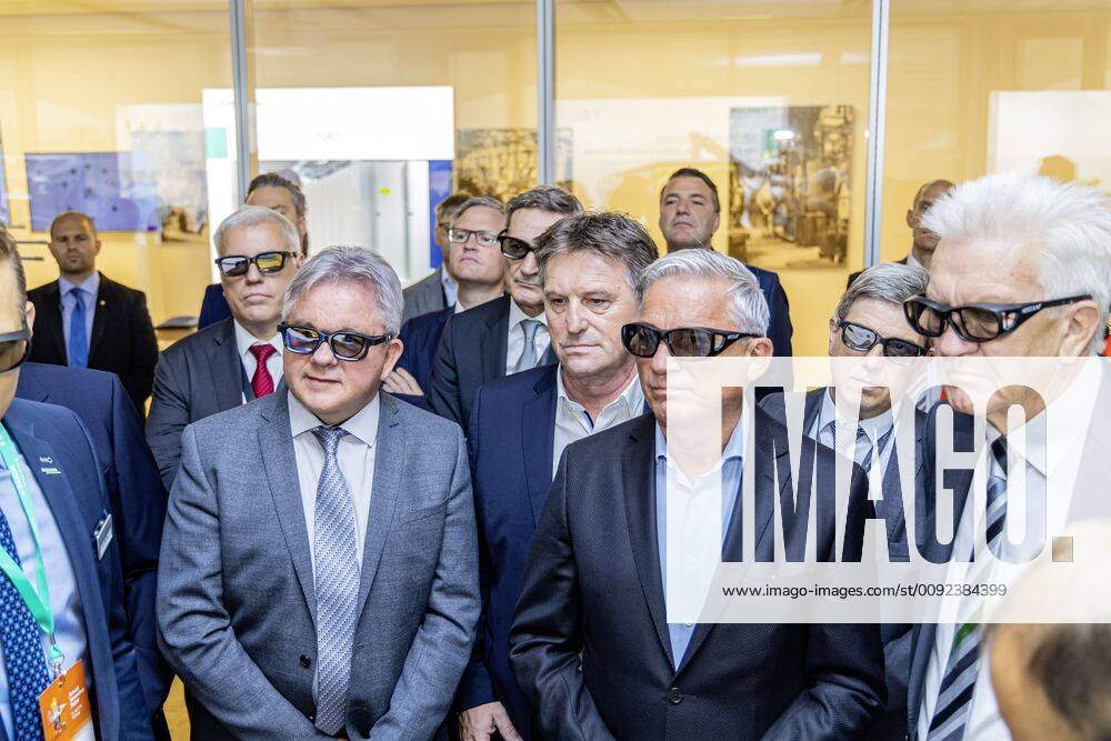 DEU, Deutschland, Baden-Württemberg, Tuttlingen, 19.07.2019: Von rechts Ministerpräsident Winfrired Kretschmann, Stefan Bär (Landrat Landkreis Tuttlingen), Thomas Strobl (Minister für Inneres und Digitalisierung BW), Manne Lucha MdL (Minister für Soziales und Gesundheit BW) sowie Guido Wolf MdL (Minister für Justiz und Europaangelegenheiten BW) bei einer 3D-Präsentation des Medizintechnikunternehmens Aesculap AG. digital@bw Festival Zukunft Gesundheit Digital in Tuttlingen. Am Weltzentrum der Medizintechnik thematisiert die baden-württembergische Landesregierung den Gesundheitsbereich. Digitalisierung ist ein Schwerpunk der aktuellen Legislaturperiode mit Investitionen im Umfang von rund einer Milliarde Euro. Ziel ist es, Baden-Württemberg als Leitregion des Digitalen Wandels in Europa zu positionieren.