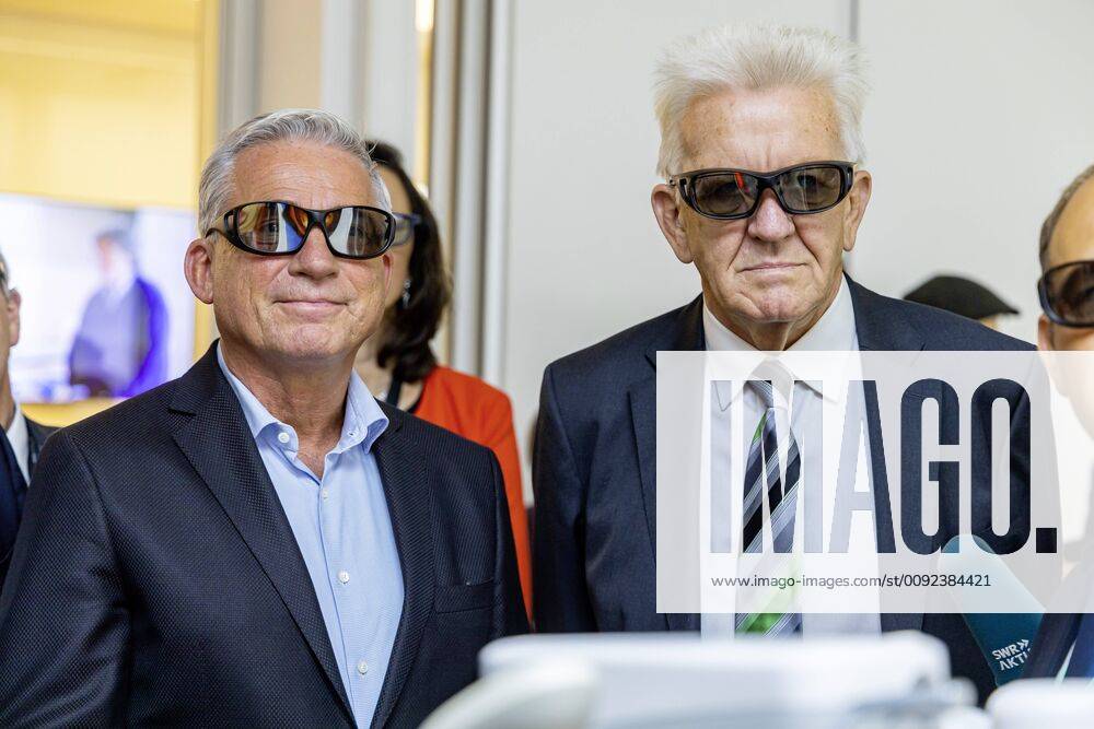 DEU, Deutschland, Baden-Württemberg, Tuttlingen, 19.07.2019: Ministerpräsident Winfrired Kretschmann (Mitte), Thomas Strobl (links, Minister für Inneres und Digitalisierung BW) bei einer 3D-Präsentation des Medizintechnikunternehmens Aesculap AG. digital@bw Festival Zukunft Gesundheit Digital in Tuttlingen. Am Weltzentrum der Medizintechnik thematisiert die baden-württembergische Landesregierung den Gesundheitsbereich. Digitalisierung ist ein Schwerpunk der aktuellen Legislaturperiode mit Investitionen im Umfang von rund einer Milliarde Euro. Ziel ist es, Baden-Württemberg als Leitregion des Digitalen Wandels in Europa zu positionieren.