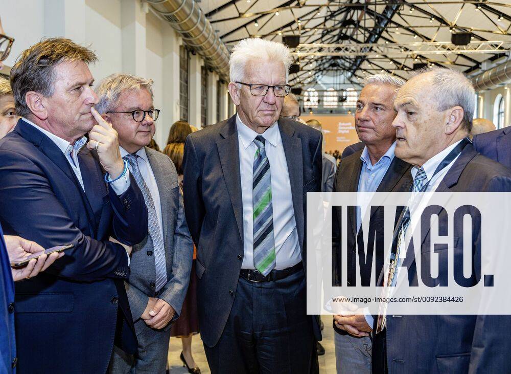 DEU, Deutschland, Baden-Württemberg, Tuttlingen, 19.07.2019: Dr. med. Johannes Fechner (rechts, Stellvertretender Vorstandsvorsitzender der KVBW) im Gespräch mit Thomas Strobl (Minister für Inneres und Digitalisierung BW), Ministerpräsident Winfried Kretschmann, Guido Wolf MdL (Minister für Justiz und Europaangelegenheiten BW), Manne Lucha MdL (Minister für Soziales und Gesundheit BW) (von rechts). digital@bw Festival Zukunft Gesundheit Digital in Tuttlingen. Am Weltzentrum der Medizintechnik thematisiert die baden-württembergische Landesregierung den Gesundheitsbereich. Digitalisierung ist ein Schwerpunk der aktuellen Legislaturperiode mit Investitionen im Umfang von rund einer Milliarde Euro. Ziel ist es, Baden-Württemberg als Leitregion des Digitalen Wandels in Europa zu positionieren.