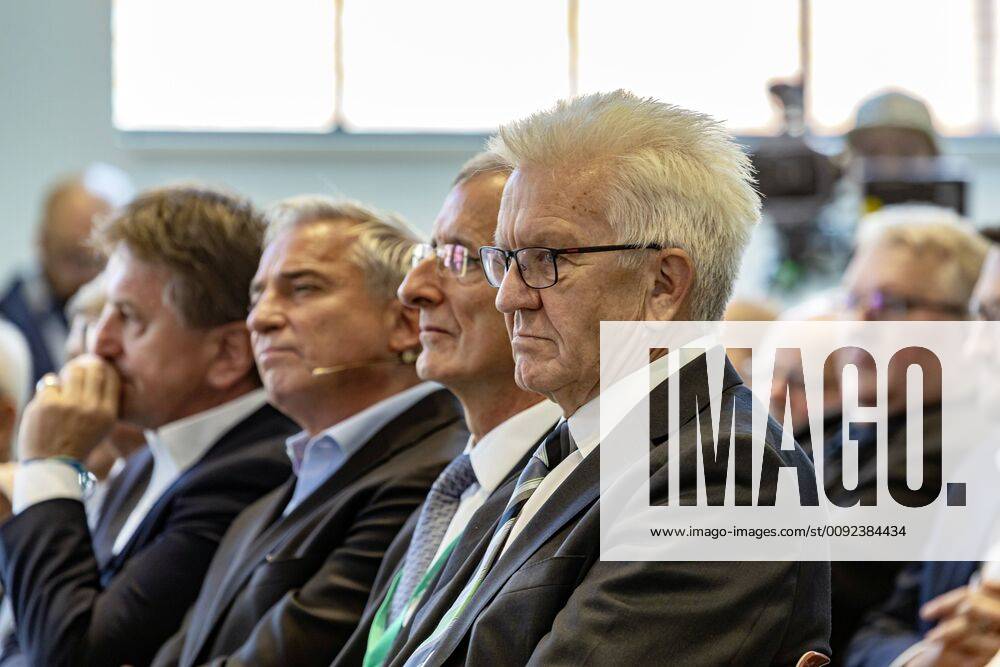 DEU, Deutschland, Baden-Württemberg, Tuttlingen, 19.07.2019: Von rechts Ministerpräsident Winfried Kretschmann, Joachim Schulz (Vorstandsvorsitzender Aesculap AG), Thomas Strobl (Minister für Inneres und Digitalisierung BW), Manne Lucha MdL (Minister für Soziales und Gesundheit BW). digital@bw Festival Zukunft Gesundheit Digital in Tuttlingen. Am Weltzentrum der Medizintechnik thematisiert die baden-württembergische Landesregierung den Gesundheitsbereich. Digitalisierung ist ein Schwerpunk der aktuellen Legislaturperiode mit Investitionen im Umfang von rund einer Milliarde Euro. Ziel ist es, Baden-Württemberg als Leitregion des Digitalen Wandels in Europa zu positionieren.