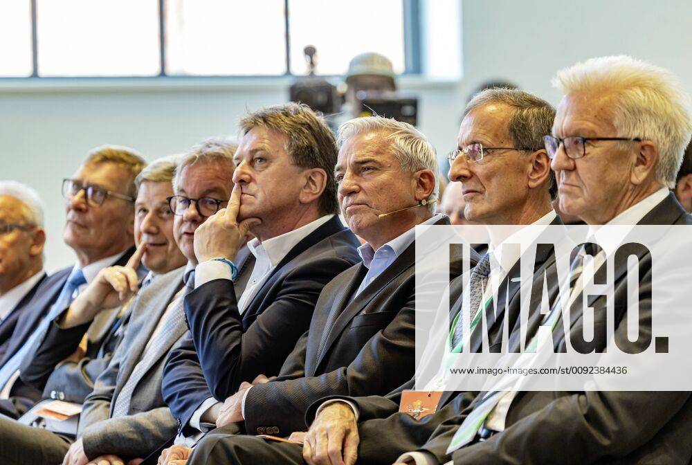 DEU, Deutschland, Baden-Württemberg, Tuttlingen, 19.07.2019: Von rechts Ministerpräsident Winfried Kretschmann, Joachim Schulz (Vorstandsvorsitzender Aesculap AG), Thomas Strobl (Minister für Inneres und Digitalisierung BW), Manne Lucha MdL (Minister für Soziales und Gesundheit BW), Guido Wolf MdL (Minister für Justiz und Europaangelegenheiten BW), Stefan Bär (Landrat Landkreis Tuttlingen), Michael Beck (Oberbürgermeister Tuttlingen). digital@bw Festival Zukunft Gesundheit Digital in Tuttlingen. Am Weltzentrum der Medizintechnik thematisiert die baden-württembergische Landesregierung den Gesundheitsbereich. Digitalisierung ist ein Schwerpunk der aktuellen Legislaturperiode mit Investitionen im Umfang von rund einer Milliarde Euro. Ziel ist es, Baden-Württemberg als Leitregion des Digitalen Wandels in Europa zu position