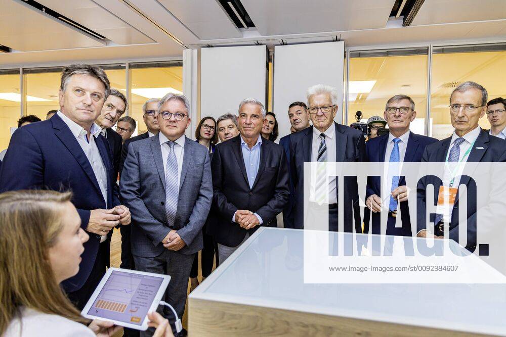 DEU, Deutschland, Baden-Württemberg, Tuttlingen, 19.07.2019: Von links Manne Lucha MdL (Minister für Soziales und Gesundheit BW), Guido Wolf MdL (Minister für Justiz und Europaangelegenheiten BW), Thomas Strobl (Minister für Inneres und Digitalisierung, Ministerpräsident Winfried Kretschmann, Michael Beck (Oberbürgermeister Tuttlingen) Joachim Schulz (Vorstandsvorsitzender Aesculap AG). digital@bw Festival Zukunft Gesundheit Digital in Tuttlingen. Am Weltzentrum der Medizintechnik thematisiert die baden-württembergische Landesregierung den Gesundheitsbereich. Digitalisierung ist ein Schwerpunk der aktuellen Legislaturperiode mit Investitionen im Umfang von rund einer Milliarde Euro. Ziel ist es, Baden-Württemberg als Leitregion des Digitalen Wandels in Europa zu positionieren.