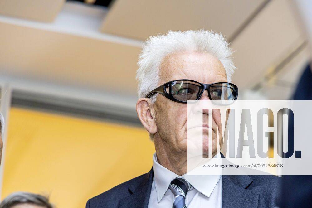 DEU, Deutschland, Baden-Württemberg, Tuttlingen, 19.07.2019: Ministerpräsident Winfried Kretschmann mit 3D-Brille. digital@bw Festival Zukunft Gesundheit Digital in Tuttlingen. Am Weltzentrum der Medizintechnik thematisiert die baden-württembergische Landesregierung den Gesundheitsbereich. Digitalisierung ist ein Schwerpunk der aktuellen Legislaturperiode mit Investitionen im Umfang von rund einer Milliarde Euro. Ziel ist es, Baden-Württemberg als Leitregion des Digitalen Wandels in Europa zu positionieren.