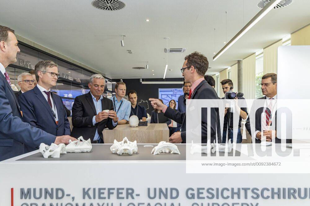 DEU, Deutschland, Baden-Württemberg, Tuttlingen, 19.07.2019: Bei einem Unternehmensbesuch bei der KLS Martin Group informiert sich Thomas Strobl (links, Minister für Inneres und Digitalisierung BW) über die digitalen Anwendungsgebiete in der Medizintechnik. Rechts daneben Christian Leibinger (Geschäftsführender Gesellschafter, KLS Martin Group). digital@bw Festival Zukunft Gesundheit Digital in Tuttlingen. Am Weltzentrum der Medizintechnik thematisiert die baden-württembergische Landesregierung den Gesundheitsbereich. Digitalisierung ist ein Schwerpunk der aktuellen Legislaturperiode mit Investitionen im Umfang von rund einer Milliarde Euro. Ziel ist es, Baden-Württemberg als Leitregion des Digitalen Wandels in Europa zu positionieren.