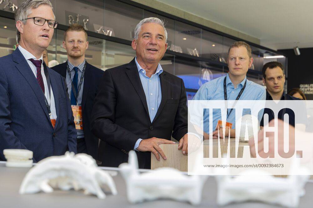 DEU, Deutschland, Baden-Württemberg, Tuttlingen, 19.07.2019: Bei einem Unternehmensbesuch bei der KLS Martin Group informiert sich Thomas Strobl (links, Minister für Inneres und Digitalisierung BW) über die digitalen Anwendungsgebiete in der plastischen Chirurgie. Rechts daneben Christian Leibinger (Geschäftsführender Gesellschafter, KLS Martin Group). digital@bw Festival Zukunft Gesundheit Digital in Tuttlingen. Am Weltzentrum der Medizintechnik thematisiert die baden-württembergische Landesregierung den Gesundheitsbereich. Digitalisierung ist ein Schwerpunk der aktuellen Legislaturperiode mit Investitionen im Umfang von rund einer Milliarde Euro. Ziel ist es, Baden-Württemberg als Leitregion des Digitalen Wandels in Europa zu positionieren.