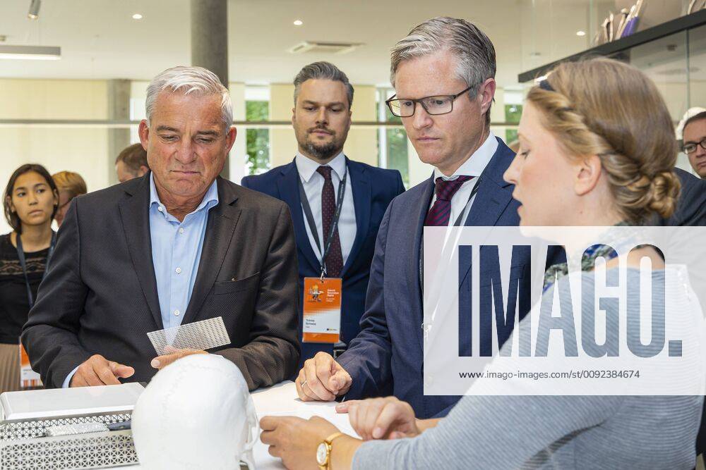 DEU, Deutschland, Baden-Württemberg, Tuttlingen, 19.07.2019: Bei einem Unternehmensbesuch bei der KLS Martin Group informiert sich Thomas Strobl (links, Minister für Inneres und Digitalisierung BW) über die digitalen Anwendungsgebiete in der plastischen Chirurgie. Rechts daneben Christian Leibinger (Geschäftsführender Gesellschafter, KLS Martin Group). digital@bw Festival Zukunft Gesundheit Digital in Tuttlingen. Am Weltzentrum der Medizintechnik thematisiert die baden-württembergische Landesregierung den Gesundheitsbereich. Digitalisierung ist ein Schwerpunk der aktuellen Legislaturperiode mit Investitionen im Umfang von rund einer Milliarde Euro. Ziel ist es, Baden-Württemberg als Leitregion des Digitalen Wandels in Europa zu positionieren.