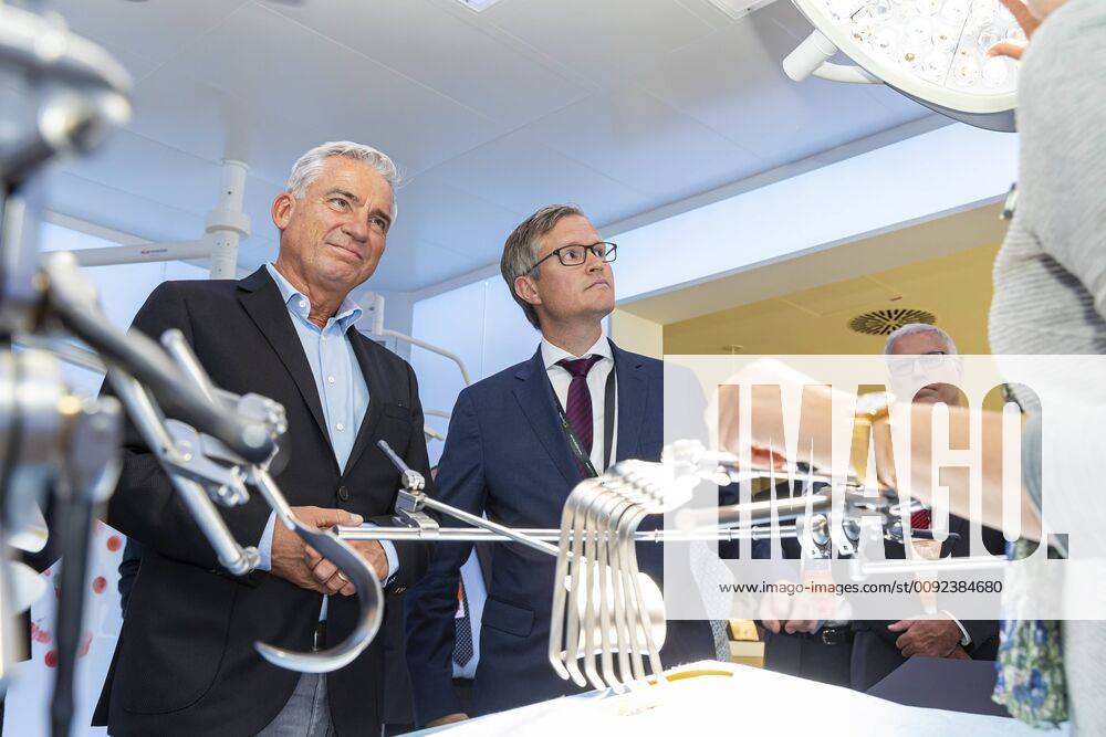 DEU, Deutschland, Baden-Württemberg, Tuttlingen, 19.07.2019: Bei einem Unternehmensbesuch bei der KLS Martin Group informiert sich Thomas Strobl (links, Minister für Inneres und Digitalisierung BW) über die digitalen Anwendungsgebiete in der Medizintechnik. Links daneben Christian Leibinger (Geschäftsführender Gesellschafter, KLS Martin Group). digital@bw Festival Zukunft Gesundheit Digital in Tuttlingen. Am Weltzentrum der Medizintechnik thematisiert die baden-württembergische Landesregierung den Gesundheitsbereich. Digitalisierung ist ein Schwerpunk der aktuellen Legislaturperiode mit Investitionen im Umfang von rund einer Milliarde Euro. Ziel ist es, Baden-Württemberg als Leitregion des Digitalen Wandels in Europa zu positionieren.