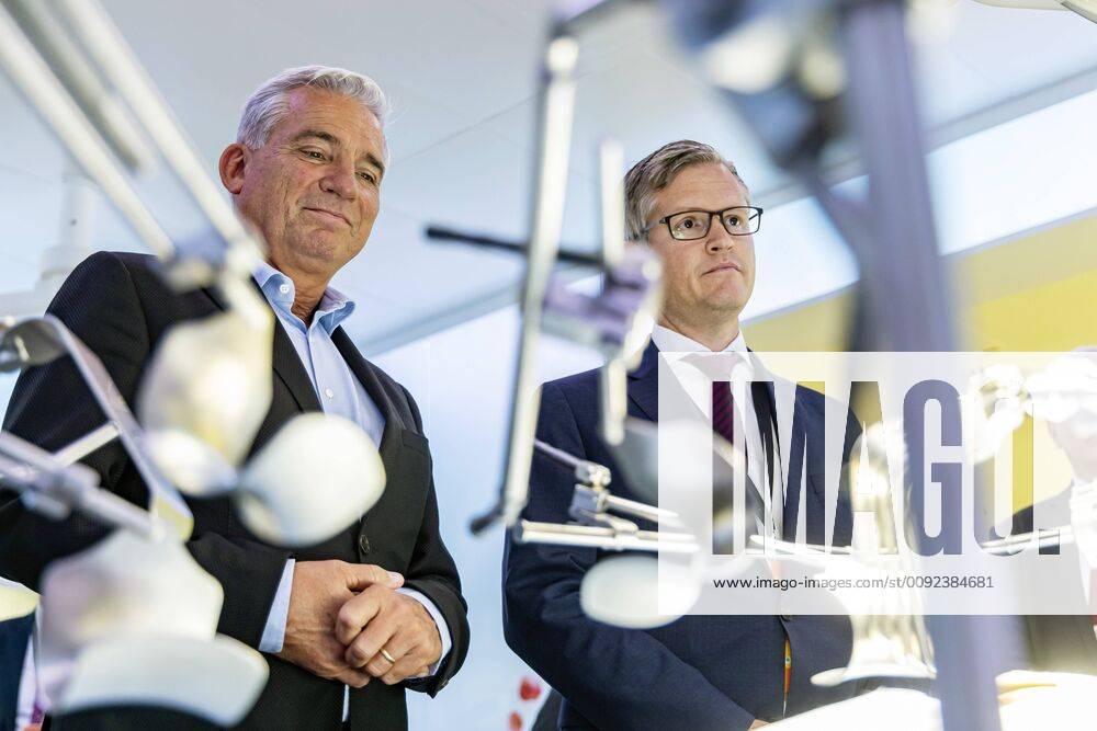 DEU, Deutschland, Baden-Württemberg, Tuttlingen, 19.07.2019: Bei einem Unternehmensbesuch bei der KLS Martin Group informiert sich Thomas Strobl (links, Minister für Inneres und Digitalisierung BW) über die digitalen Anwendungsgebiete in der Medizintechnik. Links daneben Christian Leibinger (Geschäftsführender Gesellschafter, KLS Martin Group). digital@bw Festival Zukunft Gesundheit Digital in Tuttlingen. Am Weltzentrum der Medizintechnik thematisiert die baden-württembergische Landesregierung den Gesundheitsbereich. Digitalisierung ist ein Schwerpunk der aktuellen Legislaturperiode mit Investitionen im Umfang von rund einer Milliarde Euro. Ziel ist es, Baden-Württemberg als Leitregion des Digitalen Wandels in Europa zu positionieren.