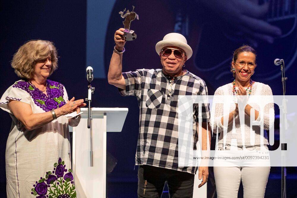 Mali singer Salif Keita (C), awarded with La Mar de Músicas 2019 Award, after his performance at La Mar de Musicas Festival in Cartagena, Murcia, southeastern Spain, 22 July 2019. La Mar de Musicas Festival !ACHTUNG: NUR REDAKTIONELLE NUTZUNG!