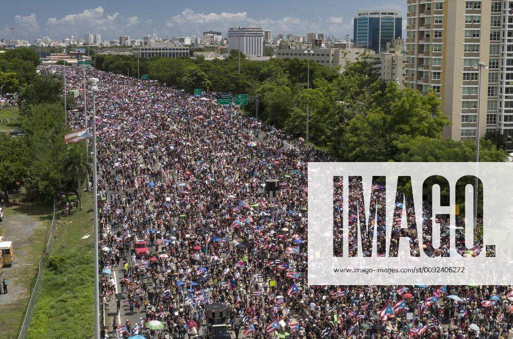 San Juan, USA - Thousands of Puerto Ricans march on the Las Americas expressway calling for Puerto Rican governor Ricardo Ricky Antonio Rossello Nevares resignation following the release of leaked private chats, on Monday, July 22, 2019. San Juan Puerto Rico - ZUMAm67_ 20190722_zaf_m67_033