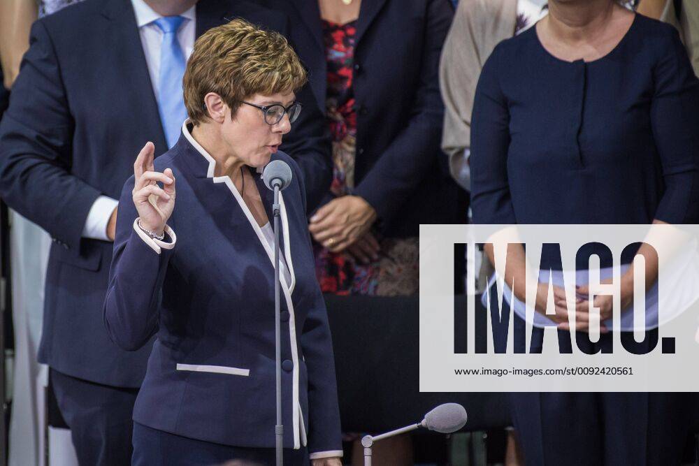 Berlin, Sondersitzung des deutschen Bundestags Deutschland, Berlin - 24.07.2019: Im Bild ist Annegret Kramp-Karrenbauer (Bundesministerin der Verteidigung, CDU) während der Vereidigung im provisorischen Plenarsaal im Paul-Löbe-Haus zu sehen. Berlin Bundestag Berlin Deutschland