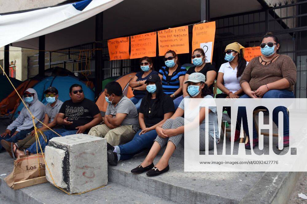 Mexiko, Lehrer demonstrieren Tuxtla Gutierrez July 24, 2019: EUM20190724SOC05.JPG .TUXTLA GUTIERREZ, Chis., Protests Protestas-Maestras.- Docentes de la Asociacion de Maestros Interinos de Chiapas (Amich) protesta este 24 de julio de 2019 en una huelga de hambre a las afueras del Palacio de Gobierno estatal para exigir el pago de sueldos adeudados desde el gobierno de Manuel Velasco. Foto: Agencia EL UNIVERSAL AFBV.