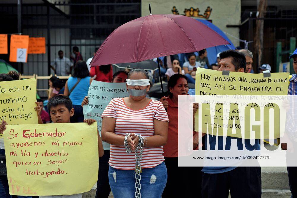 Mexiko, Lehrer demonstrieren Tuxtla Gutierrez July 24, 2019: EUM20190724SOC07.JPG.TUXTLA GUTIERREZ, Chis., Protests Protestas-Maestras.- Vendedores ambulantes del municipio de Mezcalapa se manifestaron frente a Palacio de Gobierno del estado, debido a que fueron desalojados en diversos lugares donde vendian frutas y verduras. 24 julio 2019. Foto: Agencia EL UNIVERSAL AFBV