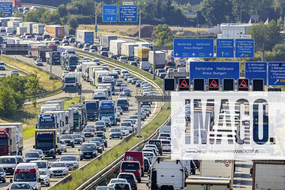 DEU, Deutschland, Baden-Württemberg, Stuttgart, 25.07.2019: Am Wochenende startet auch Baden-Württemberg und Bayern in die Schulferien. Der Reiseverkehr dürfte - wie hier auf der Autobahn A8 am Stuttgarter Kreuz - zu zahlreichen Verkehrsbehinderungen und Staus führen.