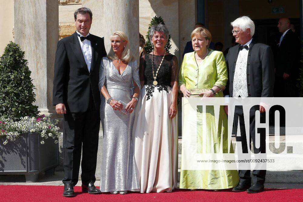 Eröffnung der 108. Richard-Wagner-Festspiele in Bayreuth mit der Inszenierung von Richard Wagners Oper Tannhäuser Promis geht über den roten Teppich zum Königsportal des Festspielhauses in Bayreuth Dr. Markus Söder Ministerpräsident des Freistaates Bayern mit Ehefrau Karin Baumüller-Söder , Dr. Angela Merkel Bundeskanzlerin der Bundesrepublik Deutschland , Brigitte Merk-Erbe Oberbürgermeisterin der Stadt Bayreuth mit Ehemann Thomas Erbe