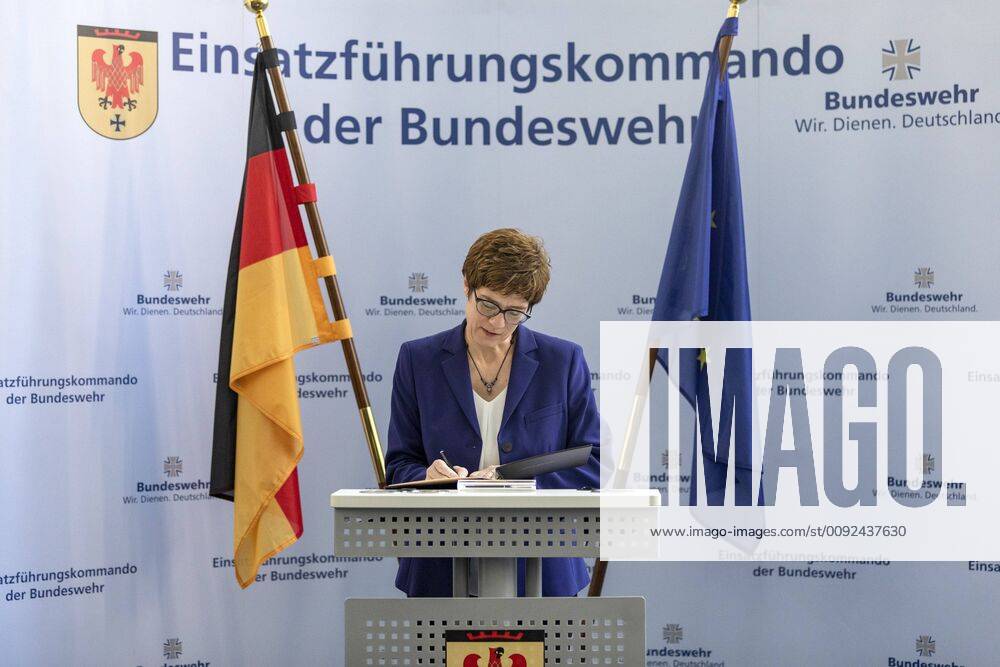 Bundesverteidigungsministerin Annegret Kramp-Karrenbauer besucht das Einsatzfuehrungskommando der Bundeswehr und informiert sich ueber die Lage in den Einsatzgebieten. Hier aufgenommen beim Eintrag in das Gaestebuch. Potsdam, Schwielowsee, 25.07.2019. Schwielowsee Deutschland