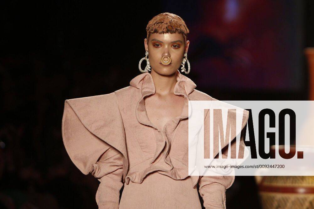 Colombiamoda in Medellin, Alado Modenschau A model presents creations of the young designers Andres Restrepo and Alejandro Gonzalez, of the Alado brand, who were responsible for closing the 30th edition of Colombiamoda, the most important stage of the textile-clothing sector in Latin America, with a collection inspired by ceramics, in Medellin, Colombia, 25 July 2019. Alado closes edition 30 of Colombiamoda with tribute to ceramics !ACHTUNG: NUR REDAKTIONELLE NUTZUNG!