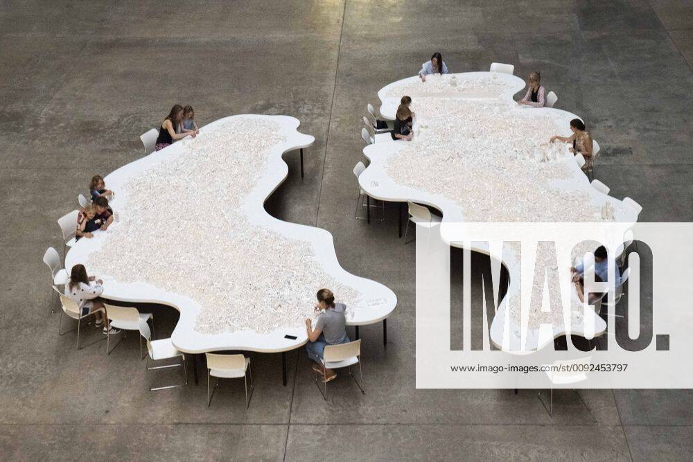 London, Lego Projekt von Olafur Eliasson July 26, 2019, London, London, UK: London, UK. Visitors build structures from one tonne of white Lego bricks as part of Olafur Eliasson s The Cubic Structural Evolution Project 2004 installation showing at the Tate Modern. London UK - ZUMAl94_ 20190726_zaf_l94_001