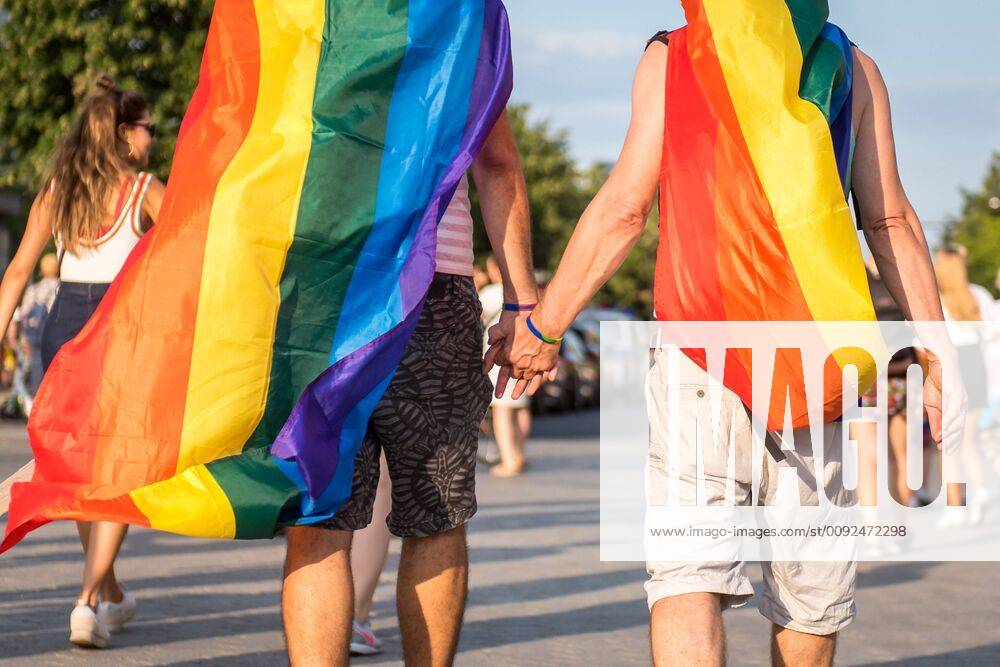 Christopher Street Day in Berlin Deutschland, Berlin - 27 07 2019: Im Bild halten zwei Teilnehmer sich an der Hand nach dem CSD. Berlin Berlin Deutschland