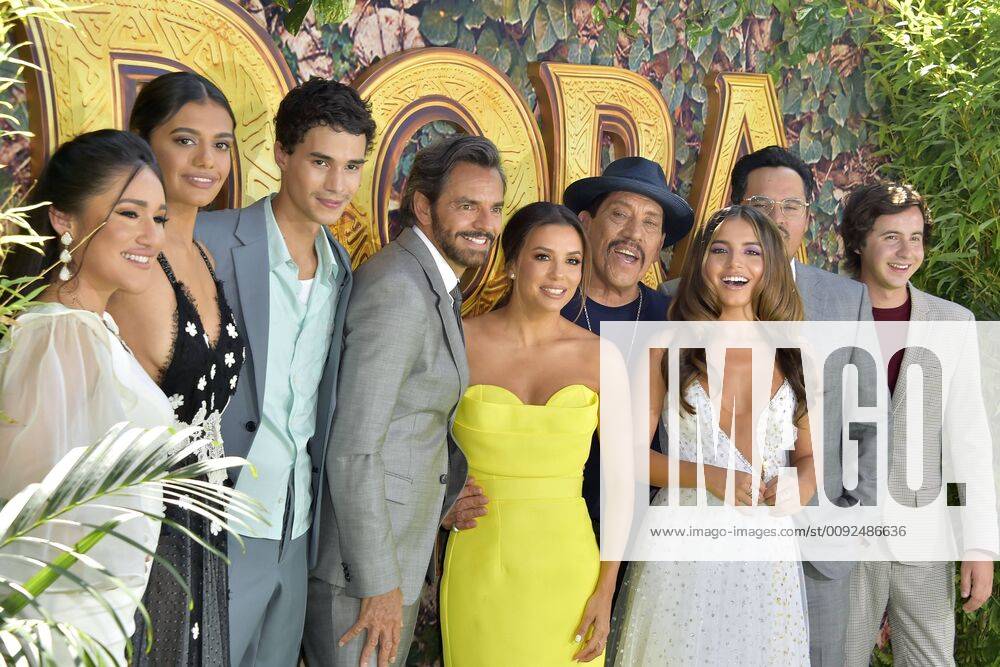 Entertainment Themen der Woche KW31 Q Orianka Kilcher, Madeleine Madden, Jeff Wahlberg, Eugenio Derbez, Eva Longoria, Danny Trejo, Isabela Moner, Michael Pena und Nicholas Coombe bei der Weltpremiere des Kinofilms Dora und die goldene Stadt Dora and the Lost City of Gold in den Regal Cinemas L.A. Live. Los Angeles