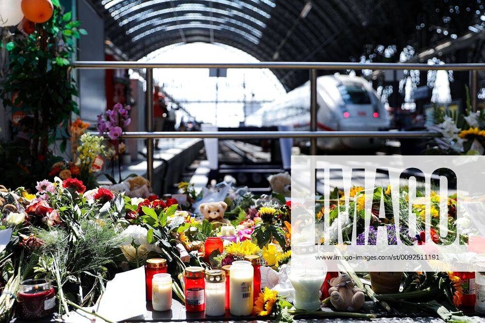 Lokal Frankfurt Trauer nach toedlicher Gleis-Attacke am Hauptbahnhof, v.l. Blumen, Menschen, Gedenken, Trauer, Frankfurt am Main Hessen Deutschland (DE) Hauptbahnhof